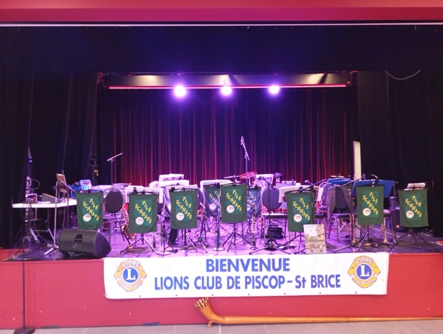 Nous jouons en prestation festive avec costumes traditionnels et instruments