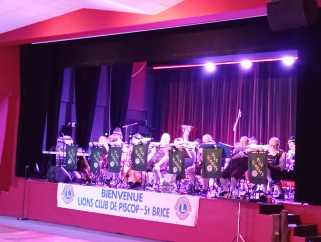 Nous jouons en prestation festive avec costumes traditionnels et instruments