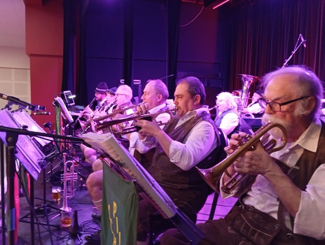 Nous jouons en prestation festive avec costumes traditionnels et instruments