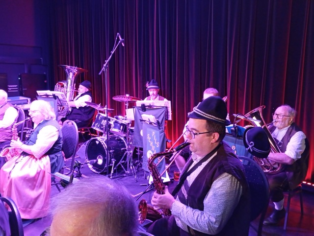 Nous jouons en prestation festive avec costumes traditionnels et instruments