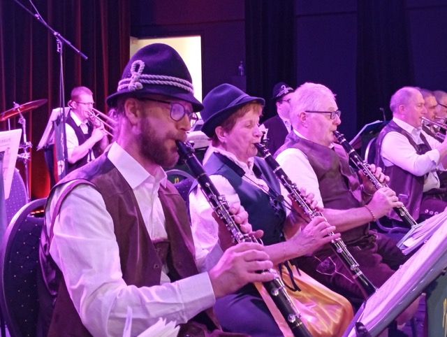 Nous jouons en prestation festive avec costumes traditionnels et instruments