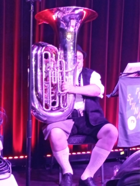 Nous jouons en prestation festive avec costumes traditionnels et instruments