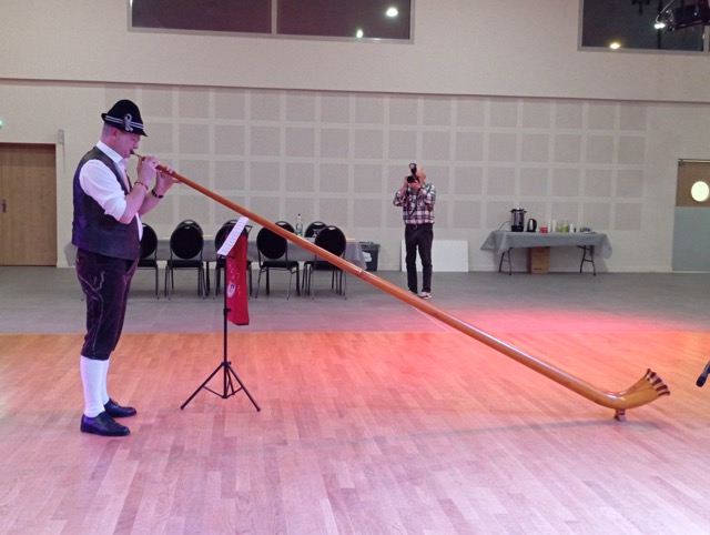 Nous jouons en prestation festive avec costumes traditionnels et instruments