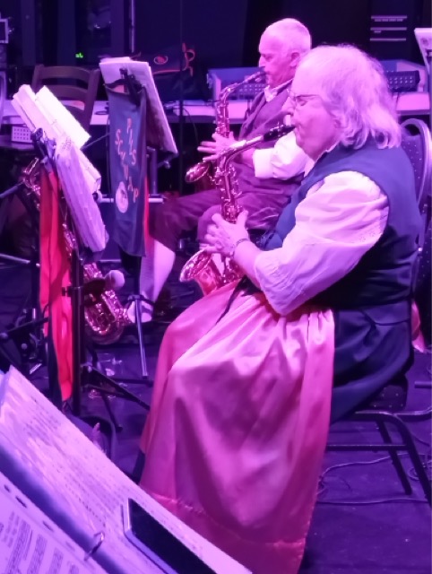 Nous jouons en prestation festive avec costumes traditionnels et instruments