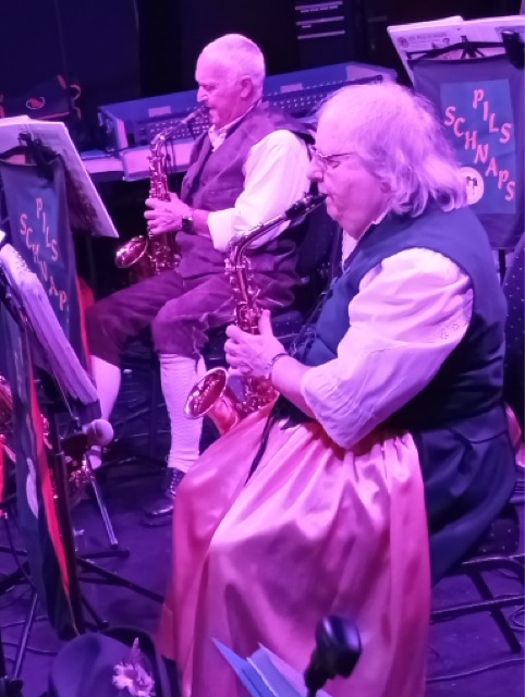 Nous jouons en prestation festive avec costumes traditionnels et instruments