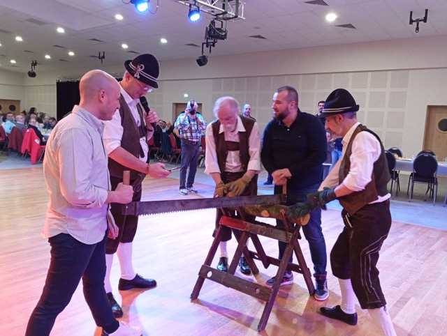 Nous jouons en prestation festive avec costumes traditionnels et instruments