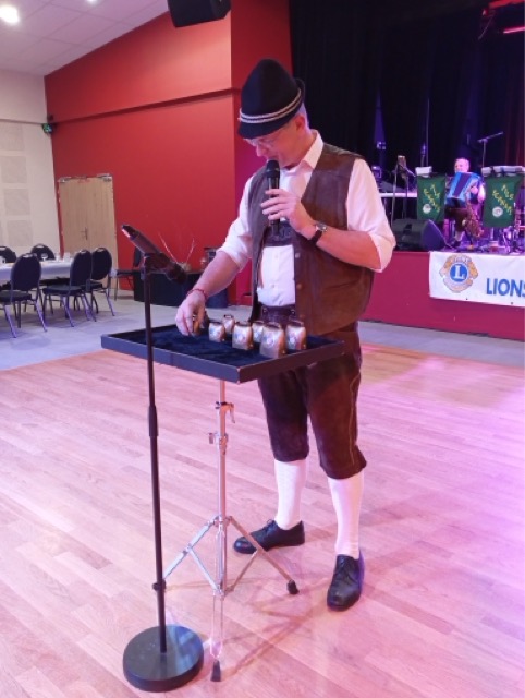 Nous jouons en prestation festive avec costumes traditionnels et instruments