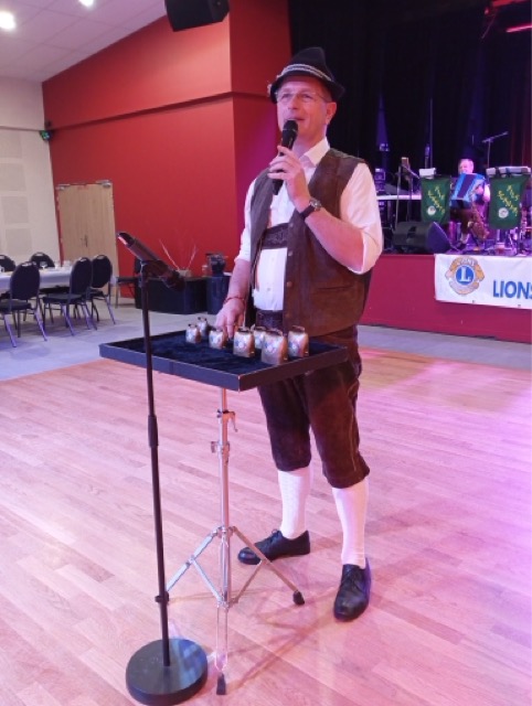 Nous jouons en prestation festive avec costumes traditionnels et instruments