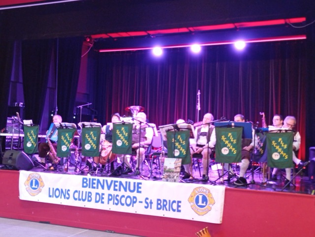 Nous jouons en prestation festive avec costumes traditionnels et instruments