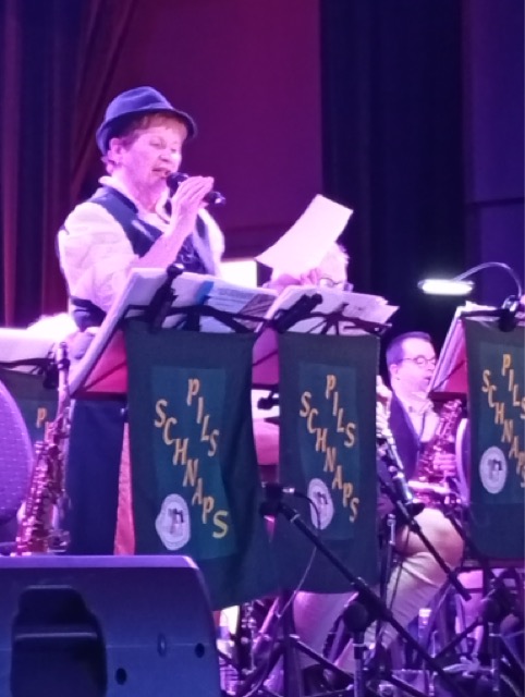 Nous jouons en prestation festive avec costumes traditionnels et instruments