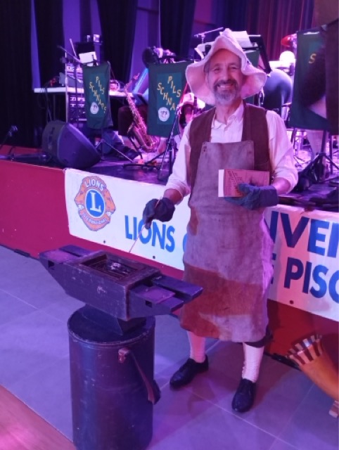 Nous jouons en prestation festive avec costumes traditionnels et instruments