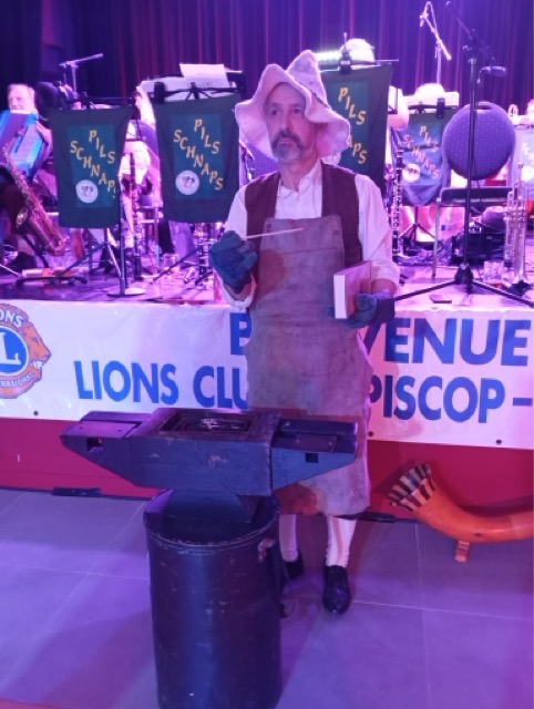 Nous jouons en prestation festive avec costumes traditionnels et instruments