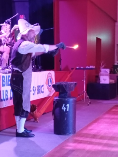 Nous jouons en prestation festive avec costumes traditionnels et instruments