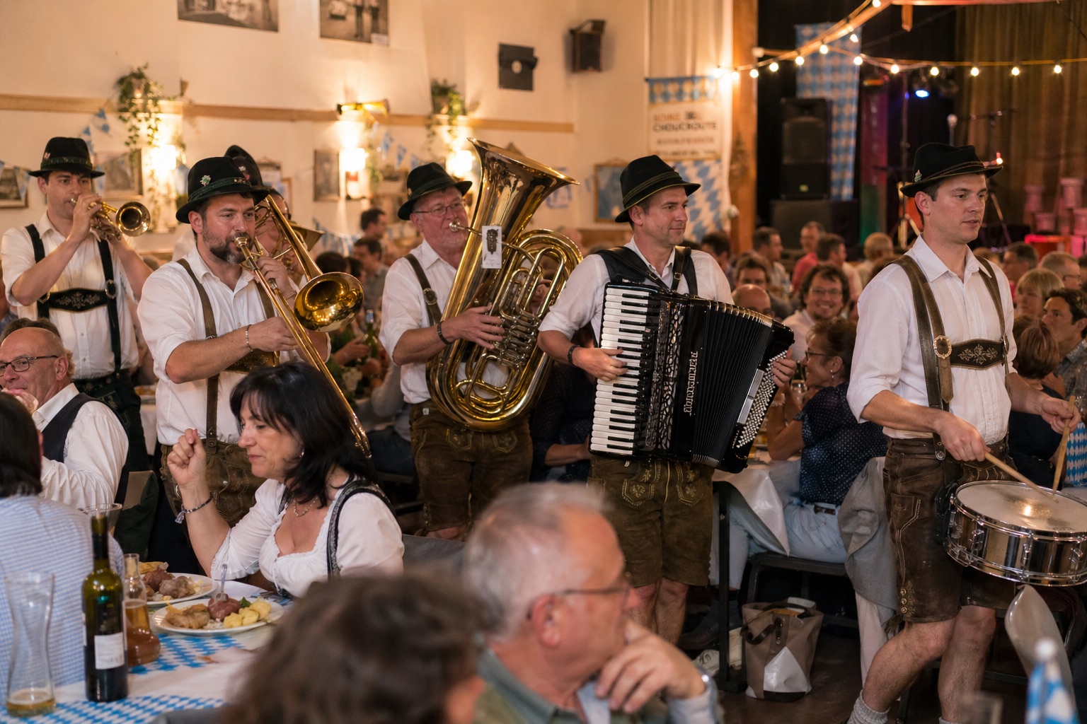 Les Pils-Schnaps jouent en salle avec cuivres, accordéon et percussion
