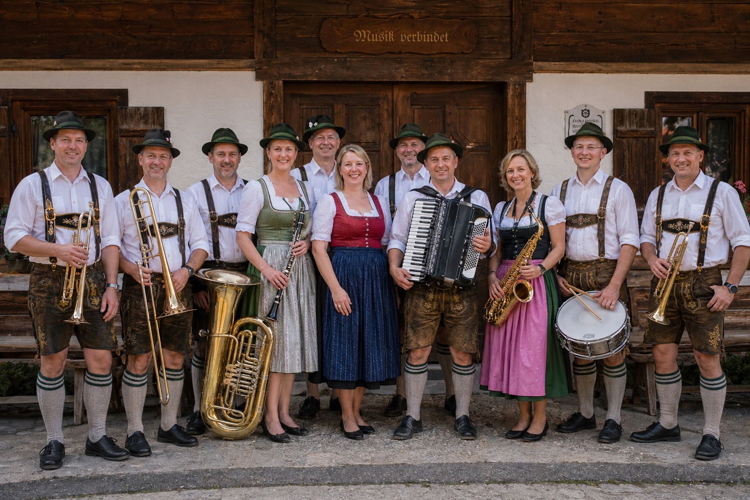 Les Pils-Schnaps en costumes traditionnels avec leurs instruments